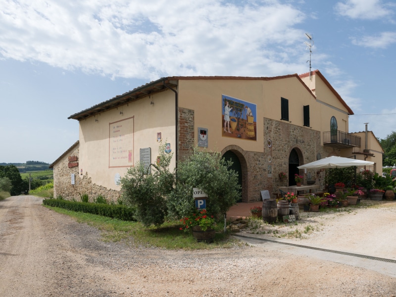 Azienda Agricola Casanuova - la  facciata lungo la Via Francigena