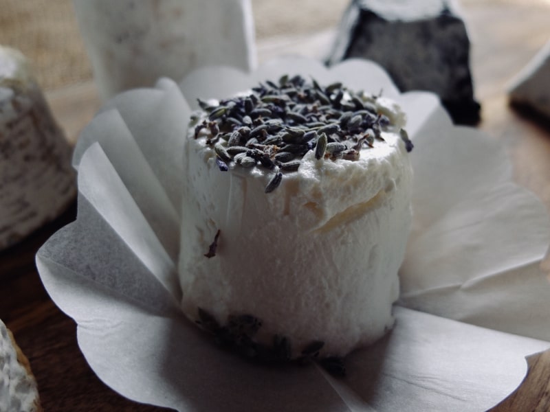 Le Caprine - Formaggio di capra fresco aromatizzato alla lavanda