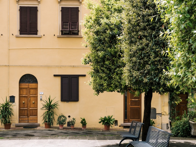 Gambassi-Terme_Panchine-in-Piazza-Castello