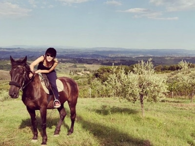 Baio-Oscuro_Horse-riding-tour_cavallo-e-ragazza