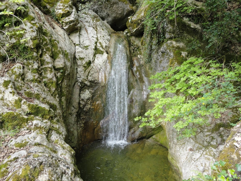 Nel bosco, le cascate verso le grotte di Maurizio